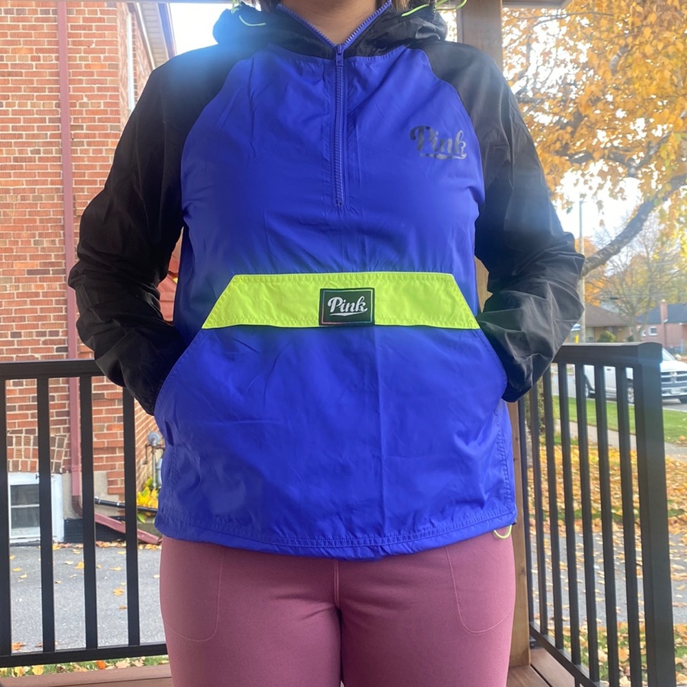 Womens wind breaker